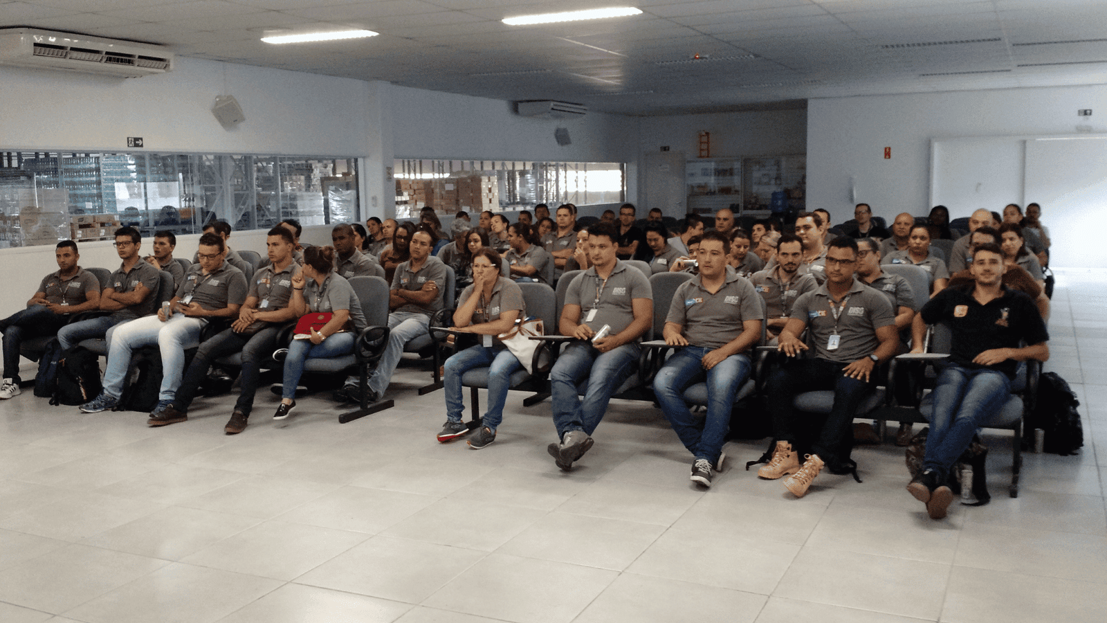 Equipe de promotores de vendas da Diso Distribuidora reunidos para o treinamento de merchandising