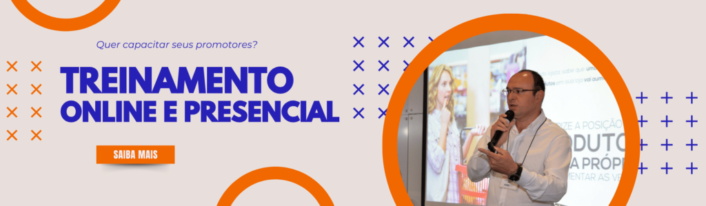 Instrutor/palestrante segurando microfone durante uma palestra em uma feira, com texto ao lado esquerdo destacando treinamentos online e presenciais para capacitação de promotores.